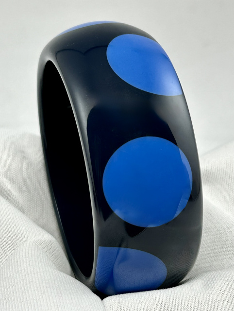 LG160 Marc Jacobs blue dots on navy lucite bangle